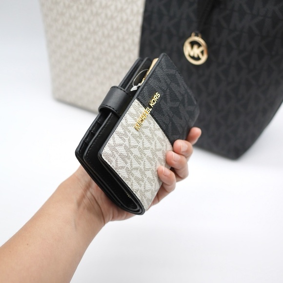 🍓NWT Michael Kors Black and Cream Geometric Tote Set - Picture 2 of 5